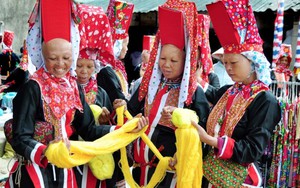Du khách nước ngoài trầm trồ về trang phục truyền thống của phụ nữ người Dao