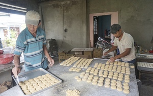 28 Tết rồi mà cả làng ở Quảng Nam vẫn thay nhau gõ lốc cốc, làm ra thứ bánh đặc sản