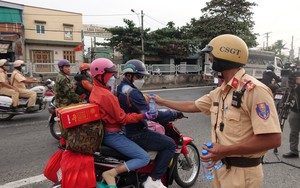 Cửa ngõ phía Tây TP.HCM bắt đầu ùn ứ do người dân về quê ăn Tết, CSGT túc trực phát nước hỗ trợ người dân