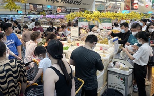 Bắt đầu được nghỉ, người Sài Gòn đua sắm Tết, siêu thị tuyên bố mở cửa tới nửa đêm