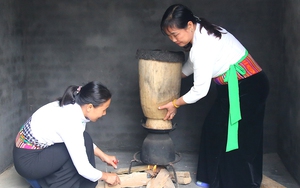 Đem đủ loại rau mọc quanh nhà đồ như đồ xôi, người Mường Phú Thọ có món ăn độc đáo: Rau xôi