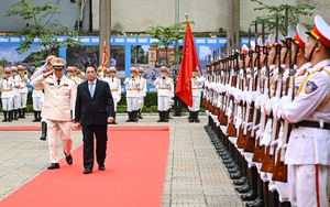 Thủ tướng: Cảnh vệ cần có trái tim nóng, cái đầu lạnh, đôi chân vững chắc và hai bàn tay sạch