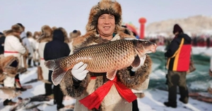 Trung Quốc: Ngư dân chịu cái lạnh -20 độ C để thực hiện điều này cho mùa lễ hội câu cá
