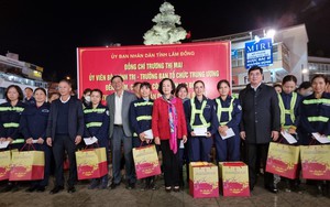 Trưởng Ban Tổ chức Trung ương Trương Thị Mai trao quà cho người lao động tại TP.Đà Lạt đêm giao thừa