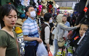 30 Tết, chợ du lịch lớn nhất Đà Nẵng chật kín du khách 