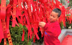 Chùa Gám ở Nghệ An đón hàng ngàn khách thập phương về làm lễ buộc dây đỏ cầu điều này