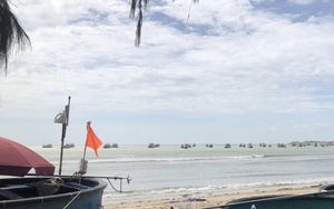 Đang tích cực tìm 4 thuyền viên bị mất tích trên biển do tàu cá bị sóng lớn đánh chìm ở Bình Thuận