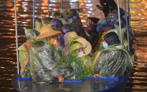 Clip: Tránh chen tắc, nhiều người đi đò chùa Hương trong đêm, gặp mưa phấn khởi vì &quot;có lộc&quot;