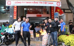 Doanh nghiệp cúng khai trương, múa lân, bắn pháo hoa... trong ngày làm việc đầu tiên sau Tết