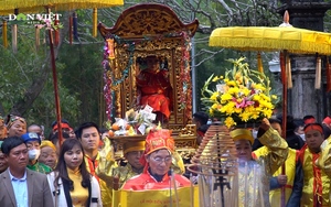 Hàng ngàn người dân đến đền Gióng xem lễ rước hoa tre và “nữ tướng” trẻ tuổi