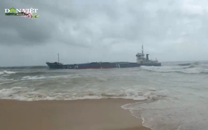 Tàu chở 2.715 tấn gạo mắc đá ngầm tại vùng biển Quảng Ngãi đã bị sóng dữ bẻ gãy đôi