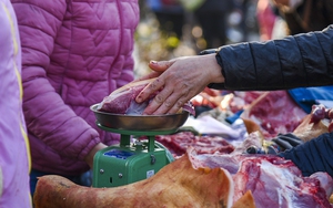 Đi chợ Viềng mua đồ cổ và thịt bò lấy may mắn giá 300.000 đồng/kg