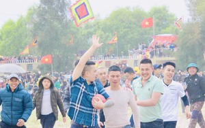 Hàng chục trai làng vạm vỡ lao vào tranh nhau quả cầu trong Lễ hội Khai Hạ ở Quảng Bình