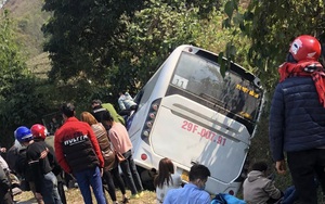 Phú Thọ: Lật xe chở khoảng 45 người tại Đèo Khế, người dân đập cửa cứu hành khách