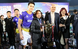 Dàn sao Hà Nội FC ăn mừng chức vô địch với người thân