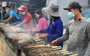 Một gia đình huy động 30 người nướng 5 tấn cá lóc bán ngày vía Thần Tài