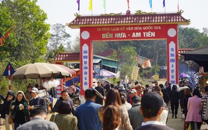 Hàng nghìn du khách dự Lễ hội &quot;mở cổng Trời&quot; ở đền Nưa - Am Tiên, Thanh Hóa