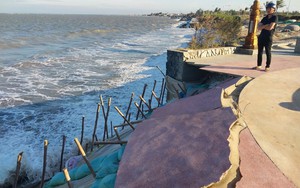 Sóng lớn gây sạt lở bờ biển, uy hiếp đường đi bộ ven biển Bình Sơn ở Ninh Thuận