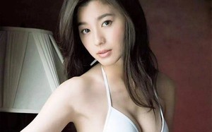 Vẻ đẹp nữ diễn viên gợi cảm Nhật Bản chỉ mặc bikini trên phim