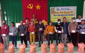Tặng quà tết cho người nghèo vùng cao Phú Yên
