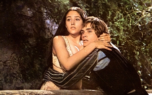Diễn viên "Romeo và Juliet" kiện đoàn làm phim vì cảnh khỏa thân