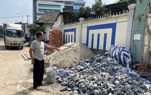 Vụ nhập nhằng nhà dân xây dựng trên cống thoát nước ở quận Tân Bình: Gần 100 hộ dân sống trong rác hôi thối