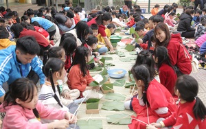 Gần 2.000 học sinh tiểu học ở Hà Nội trải nghiệm gói bánh chưng trên sân trường