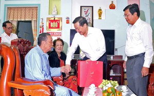 Phó Thủ tướng Lê Minh Khái thăm, chúc Tết gia đình chính sách, người lao động khó khăn tại Cà Mau