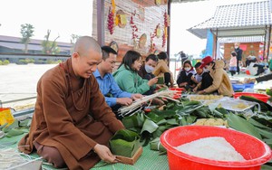 Gần 3.000 Tăng Ni, Phật tử và tình nguyện viên gói vạn bánh chưng xanh tặng người nghèo đón Tết