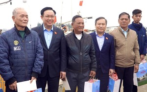 Chủ tịch Quốc hội Vương Đình Huệ thăm, chúc Tết ngư dân Quảng Bình