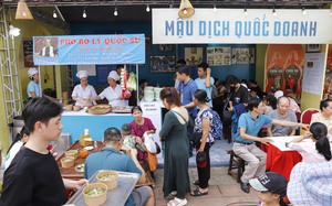 Du khách đổ xô đi thưởng thức &quot;quốc hồn quốc túy&quot; của ẩm thực Hà Nội vào ngày cuối tuần