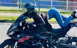 Siêu mô tô BMW người mẫu Ngọc Trinh vừa "biểu diễn" ở Thủ Thiêm có giá bao nhiêu, mua ở đâu tại TP.HCM