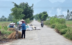 Xã nông thôn mới kiểu mẫu ở Ninh Bình rác chất một đống trên đường, vì sao nên nông nỗi này?