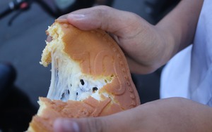 Bốc số chờ mua bánh đồng xu Hàn Quốc ở Sài Gòn 