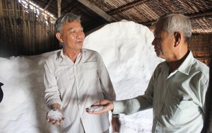 Làm muối trên bạt, ông nông dân ở làng muối Cần giờ tăng năng suất lên 3 - 4 lần