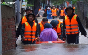 Đà Nẵng: Dùng xuồng cứu hộ tiếp cận các hộ ngập sâu trong ngõ hẻm, sơ tán dân đến nơi tránh lũ