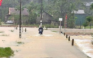 Quảng Bình: Trời ngớt mưa, nhiều khu vực vẫn còn chia cắt do lũ đổ về