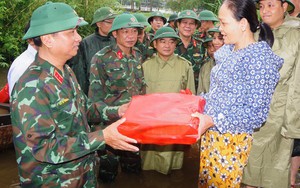 Tư lệnh Quân khu 4 vượt lũ đến động viên, tặng quà người dân vùng bị chia cắt ở TT-Huế