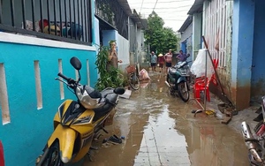 Video: Nước rút, người dân vùng “rốn lũ” Đà Nẵng hối hả dọn dẹp bùn đất