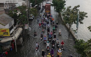 Triều cường gây ngập sâu nhiều con đường tại TP.HCM, người dân vất vả lội nước về nhà giờ tan tầm