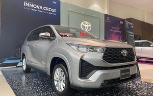 Toyota Innova Cross 2023 vừa ra mắt đã bán kèm &quot;lạc&quot;, người dùng ngán ngẩm