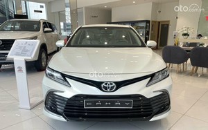 Giá xe Toyota Camry tháng 10/2023: Giảm không "phanh" để giữ vị thế