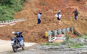 Sạt lở trên đèo Lò Xo, giao thông nối Kon Tum - Quảng Nam bị chia cắt