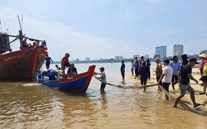 Quảng Bình: Lật thuyền khi ra khơi đánh cá, 2 ngư dân bơi hơn 1km vào bờ