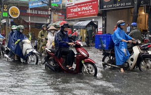 Người dân Sài Gòn chật vật lội nước, đội mưa đi làm trong ngày đầu tuần