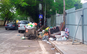 Rác thải &quot;bủa vây&quot; nhiều trường học tại Thủ đô, phụ huynh lo ngại sức khỏe của con trẻ