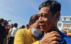 Đẫm nước mắt đón hơn 80 ngư dân của Quảng Nam gặp nạn ở Trường Sa về đất liền