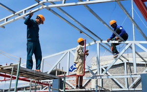 Cận cảnh đang tháo dỡ phần mái tòa chung cư mini "xin 3 xây 9 tầng" ở ngoại thành Hà Nội