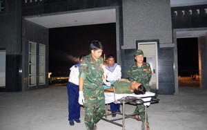 Trung tâm y tế thị trấn Trường Sa của Khánh Hòa cấp cứu ngư dân Quảng Ngãi gặp nạn trên biển