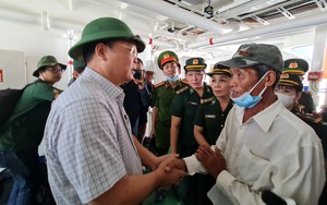 Vụ chìm tàu ở Trường Sa: Hình ảnh đầu tiên hơn 80 ngư dân và 2 thi thể đã về tới Quảng Nam